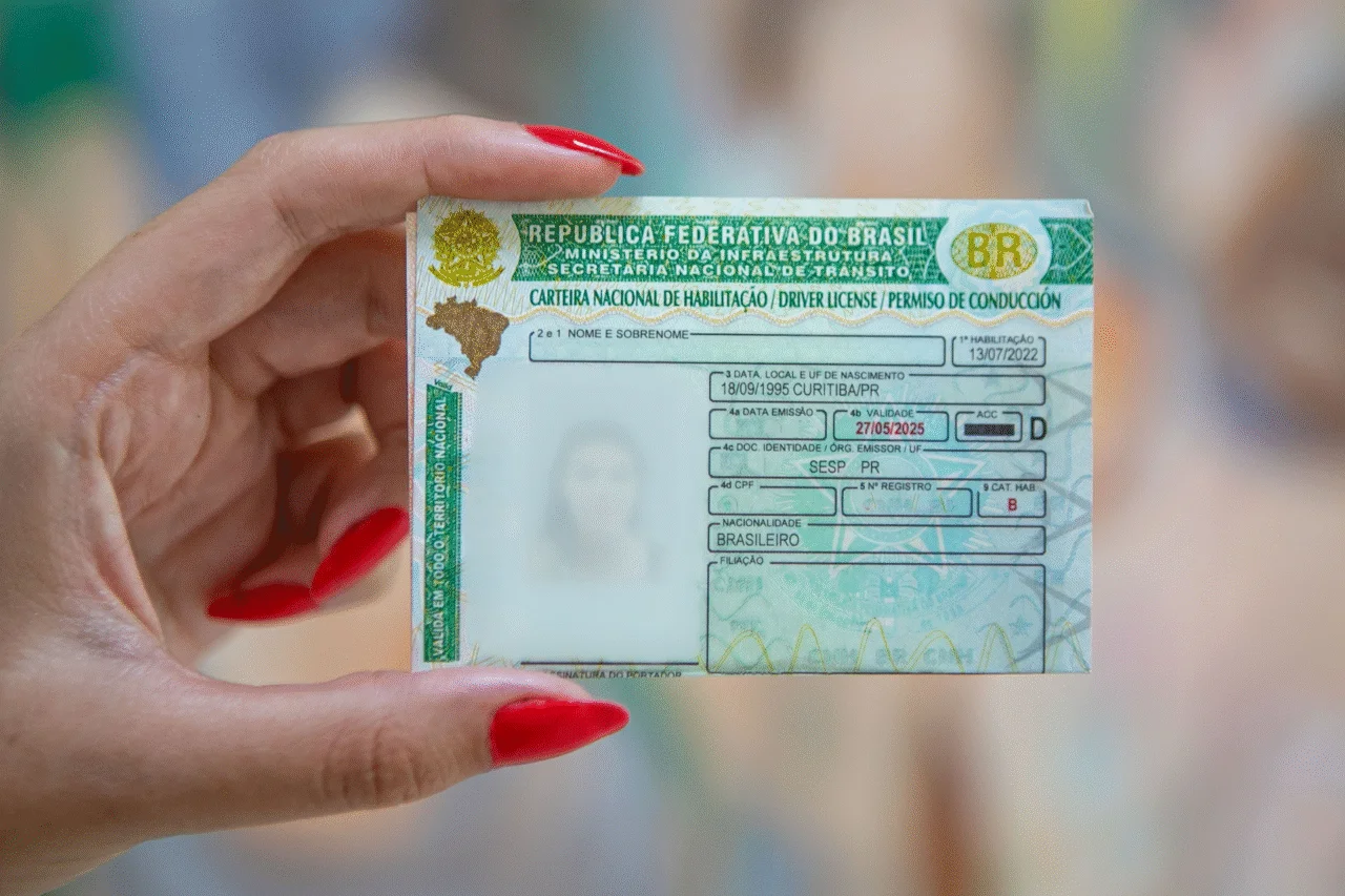 Detran-PR alerta para golpes envolvendo o programa CNH Social e reforça orientações de segurança à população 3 Detran-PR emite alerta sobre golpes usando o nome da CNH Social, esclarece que não cobra taxas e orienta sobre inscrições, documentação e regras oficiais do programa.