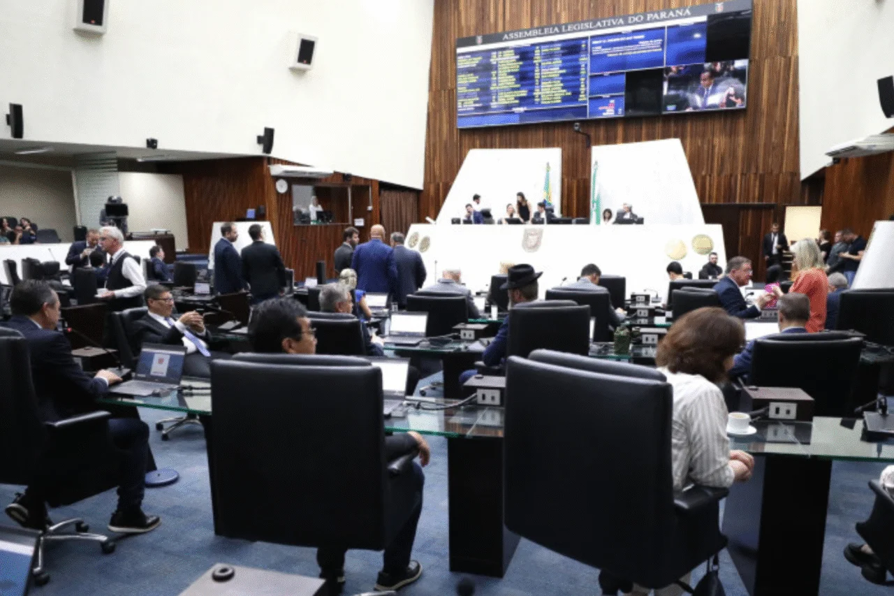 Paraná atualiza regras de proibição e inclui vapes e dispositivos eletrônicos na sinalização “Proibido Fumar” 3 Assembleia Legislativa do Paraná aprova atualização da sinalização “Proibido Fumar” para incluir vapes e dispositivos eletrônicos; medida segue para sanção.