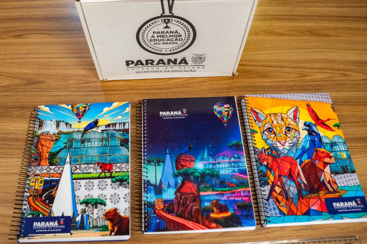 Mais de um milhão de kits escolares começam a ser distribuídos na rede estadual do Paraná para o ano letivo de 2026