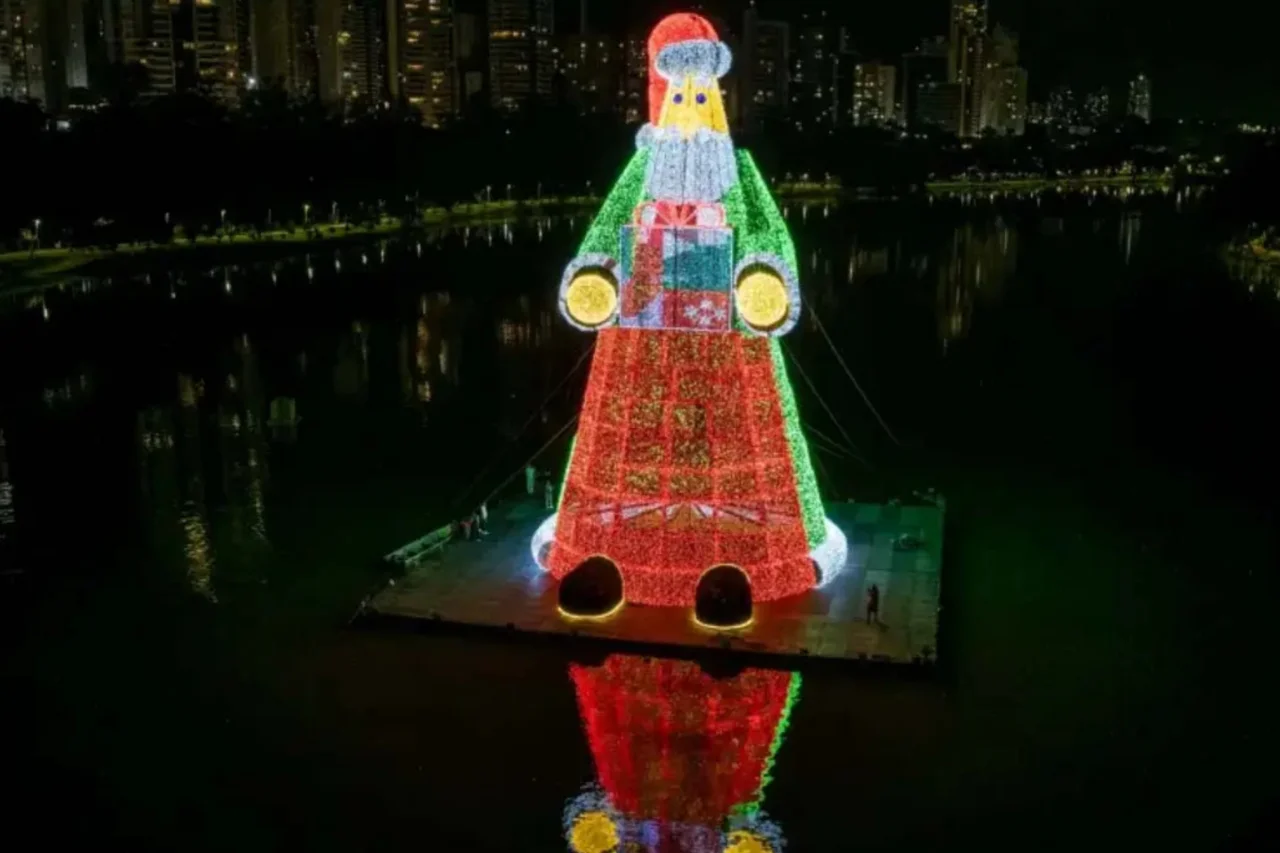 Papai Noel gigante vira atração no Paraná e pode entrar para o Guinness Book 1 Papai Noel gigante vira atração no Paraná e pode entrar para o Guinness Book