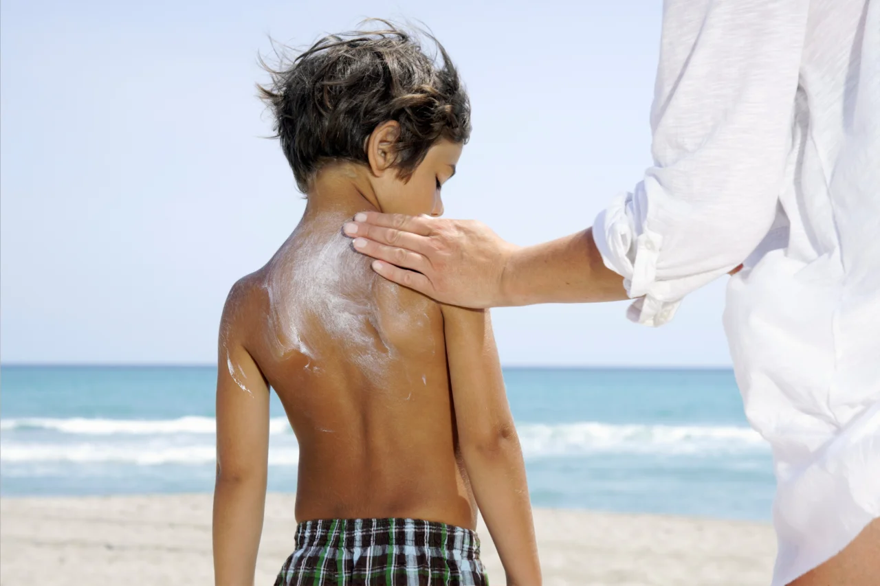 Proteção solar na infância: cuidados essenciais para evitar queimaduras e riscos futuros à saúde 11 Heloisa L 58