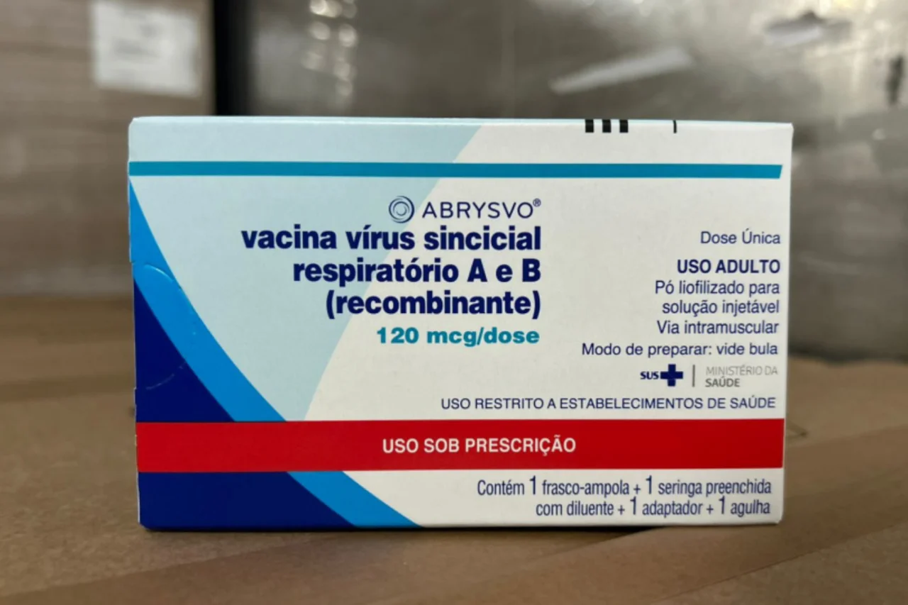Paraná recebe novo lote de vacinas contra o vírus sincicial respiratório para gestantes 3 Paraná recebeu mais 27,6 mil doses da vacina contra o vírus sincicial respiratório, destinada a gestantes a partir da 28ª semana; imunização é gratuita e protege bebês nos primeiros meses de vida.