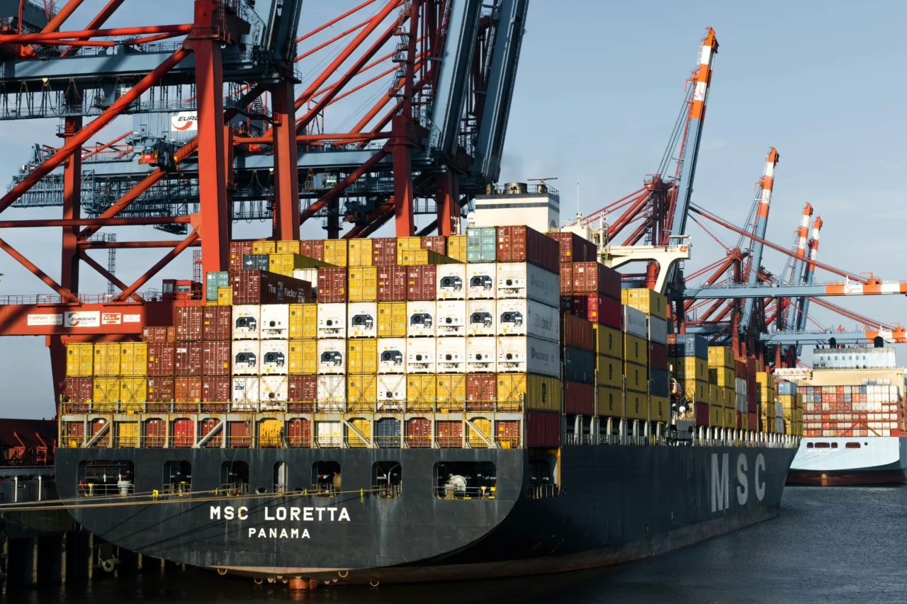 Santa Catarina registra recorde histórico de exportações e fecha 2025 com crescimento de 4,4% 3 Santa Catarina encerrou 2025 com crescimento de 4,4% nas exportações, atingindo US$ 12,19 bilhões, o maior faturamento da história do estado, segundo dados do governo federal.