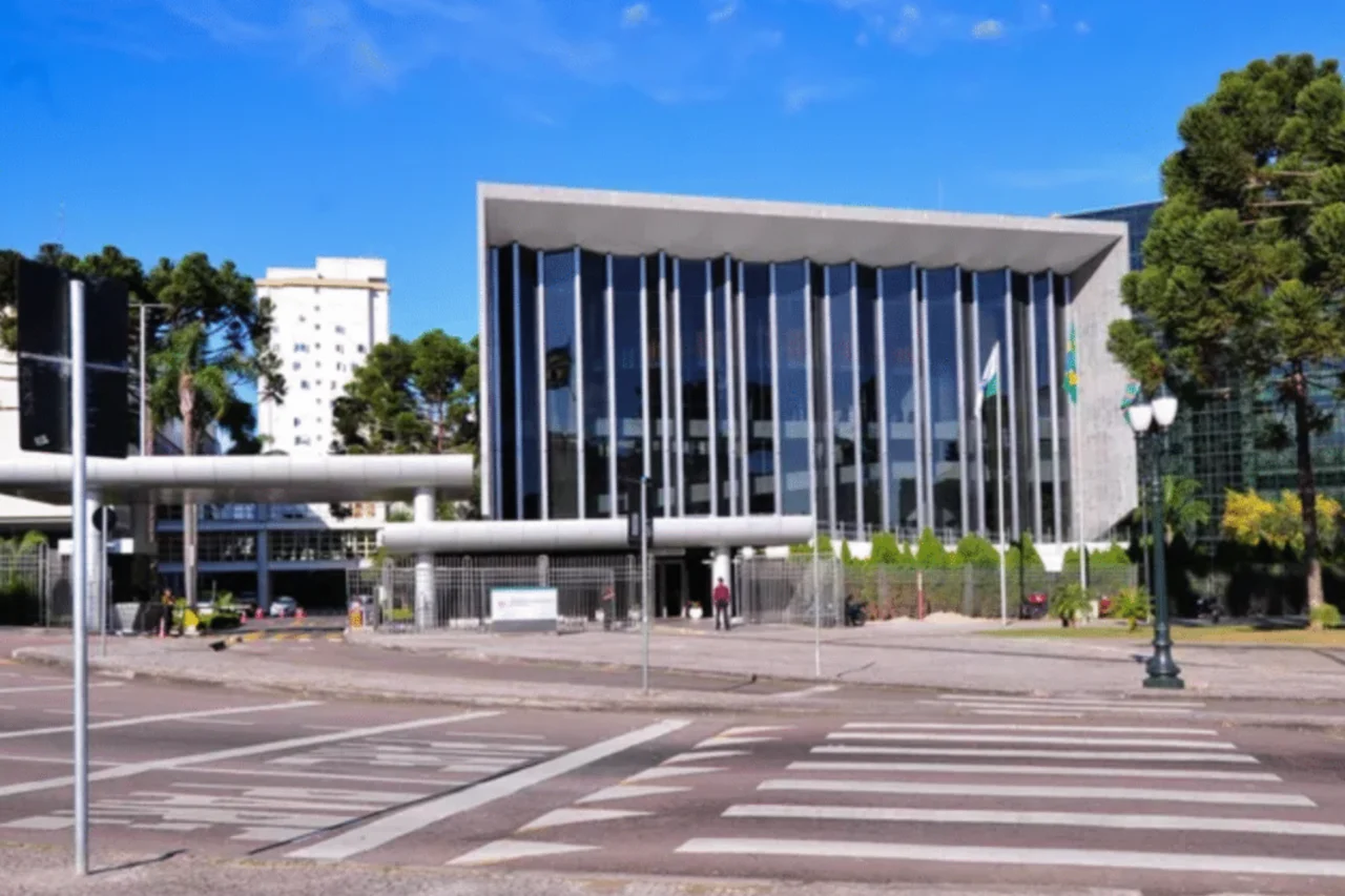 Paraná institui Semana Estadual de Prevenção de Desastres e cria Dia dos Agentes da Defesa Civil 3 Lei sancionada pelo Governo do Paraná cria a Semana Estadual de Prevenção de Desastres e o Dia dos Agentes da Defesa Civil no calendário oficial.