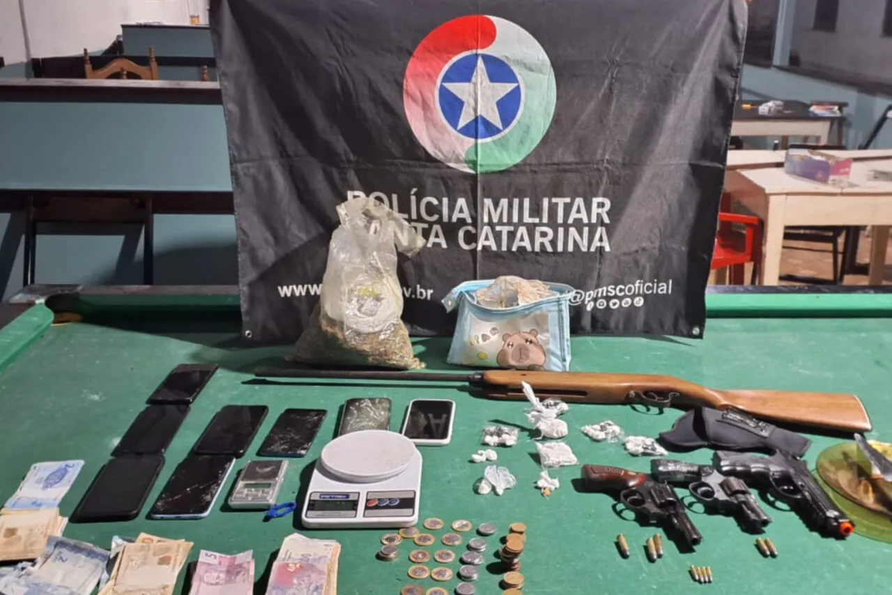 5 adultos são presos e uma menor apreendida por tráfico de drogas em Dionísio Cerqueira 3 A ação que desencadeou na prisão dos cinco adultos e apreensão da menor ocorreu na noite de terça-feira, em um estabelecimento da Av. Washington Luiz
