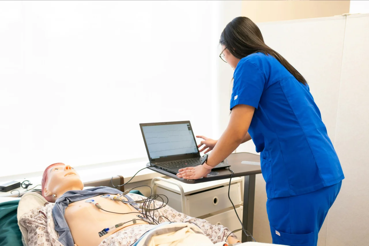 Hospital Regional do Sudoeste inaugura Sala de Simulação Realística e amplia capacitação de profissionais da saúde no SUS 2 Heloisa L 26 3