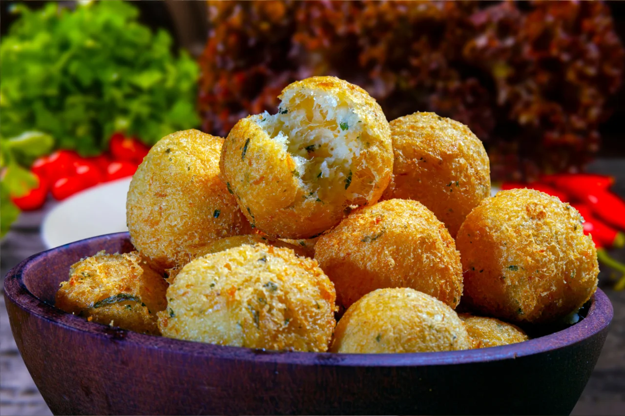 Bolinhos de bacalhau: receita tradicional crocante por fora e macia por dentro 3 Bolinhos de bacalhau: receita tradicional crocante por fora e macia por dentro