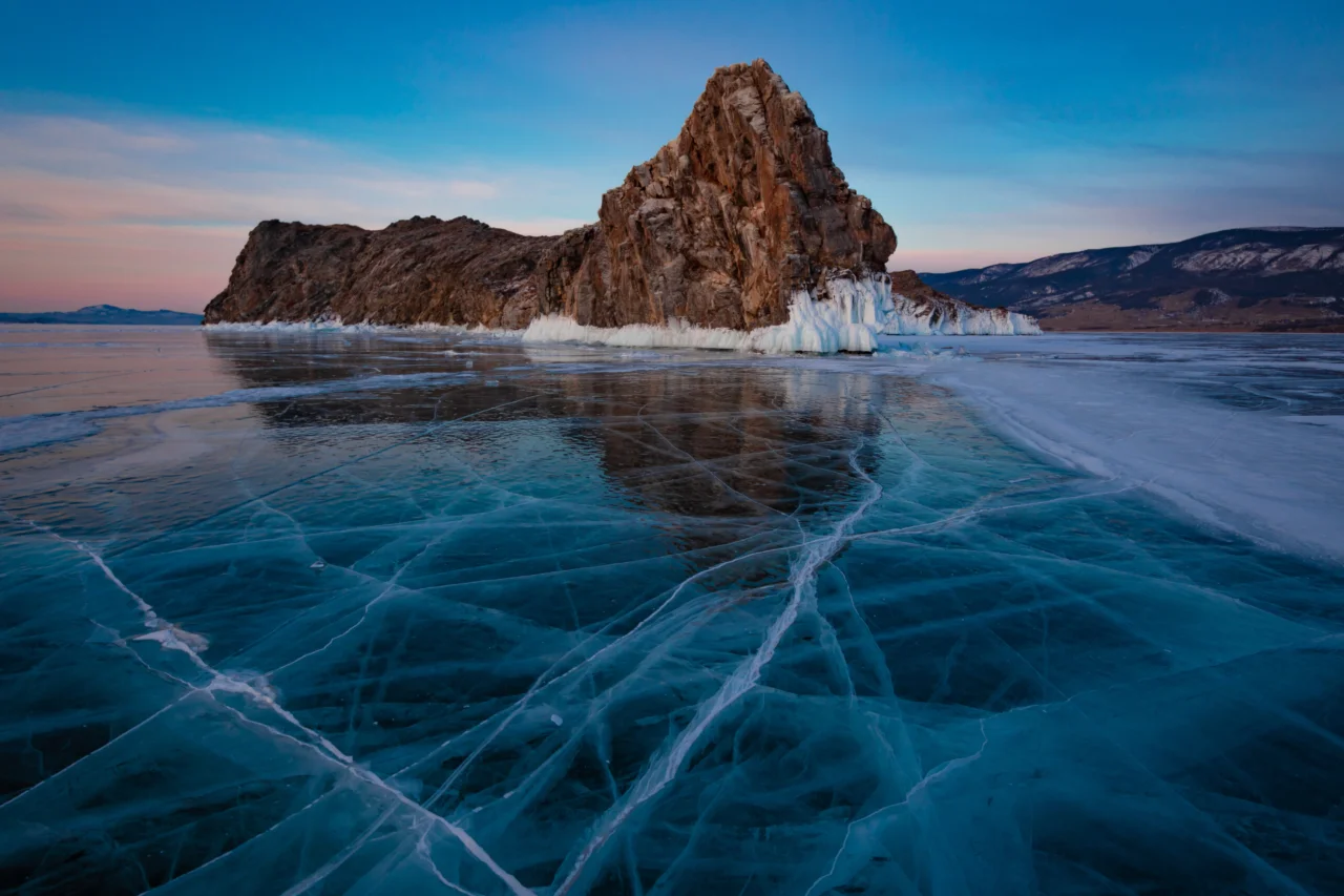 Micro-ônibus cai em lago considerado mais profundo do mundo 3 Micro-ônibus com turistas chineses cai no Lago Baikal, na Sibéria, após rompimento de camada de gelo. Oito pessoas morreram e autoridades russas abriram investigação criminal.