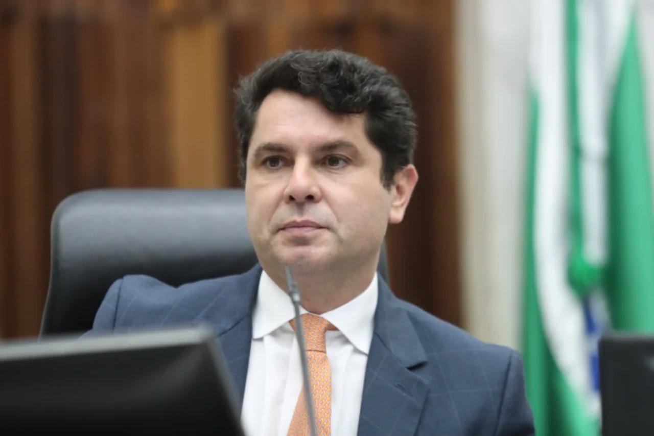 Projeto de Alexandre Curi propõe transparência obrigatória na manutenção de piscinas de uso coletivo no Paraná 3 Deputado Alexandre Curi apresenta projeto de lei que obriga academias e clubes do Paraná a divulgar informações detalhadas sobre manutenção e qualidade da água de piscinas coletivas.