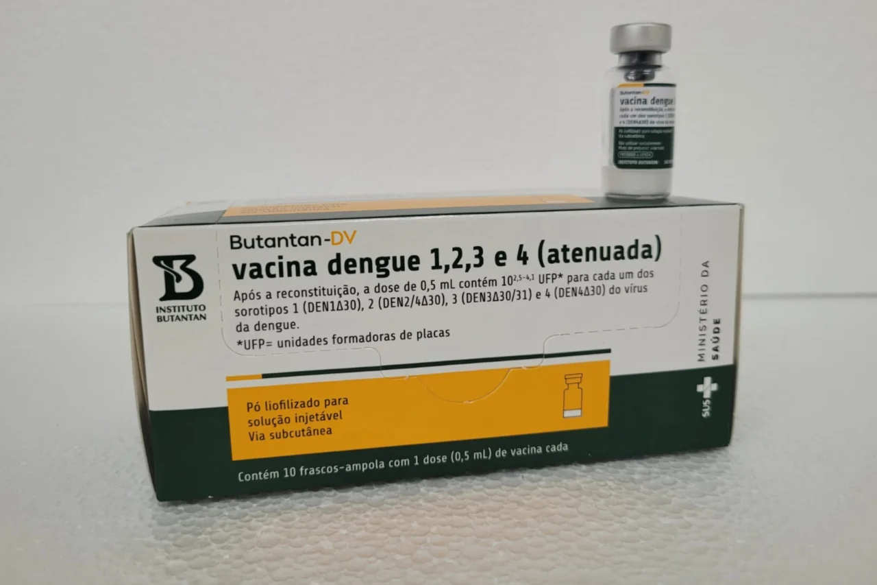 Santa Catarina inicia distribuição de 63,8 mil doses da vacina contra a dengue para profissionais de saúde e adolescentes 7 Secretaria de Estado da Saúde começa a distribuir 63.880 doses da vacina contra a dengue em Santa Catarina, com foco em profissionais da Atenção Primária e adolescentes de 10 a 14 anos.
