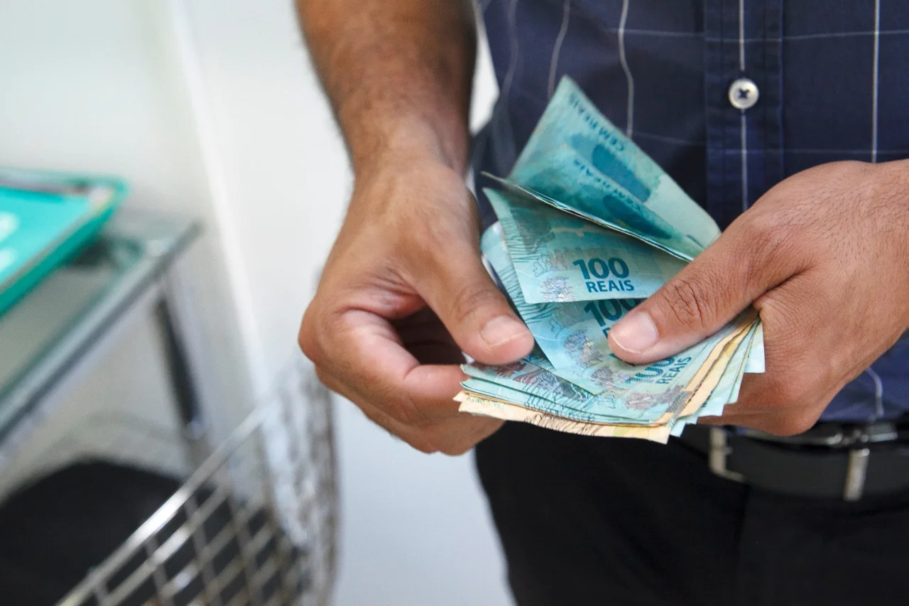 Justiça libera R$ 1,4 bilhão do INSS para 87 mil beneficiários 22 Justiça Federal autoriza pagamento de R$ 1,4 bilhão em atrasados do INSS para 87 mil aposentados e pensionistas. Valores serão pagos via RPV conforme cronograma dos TRFs.