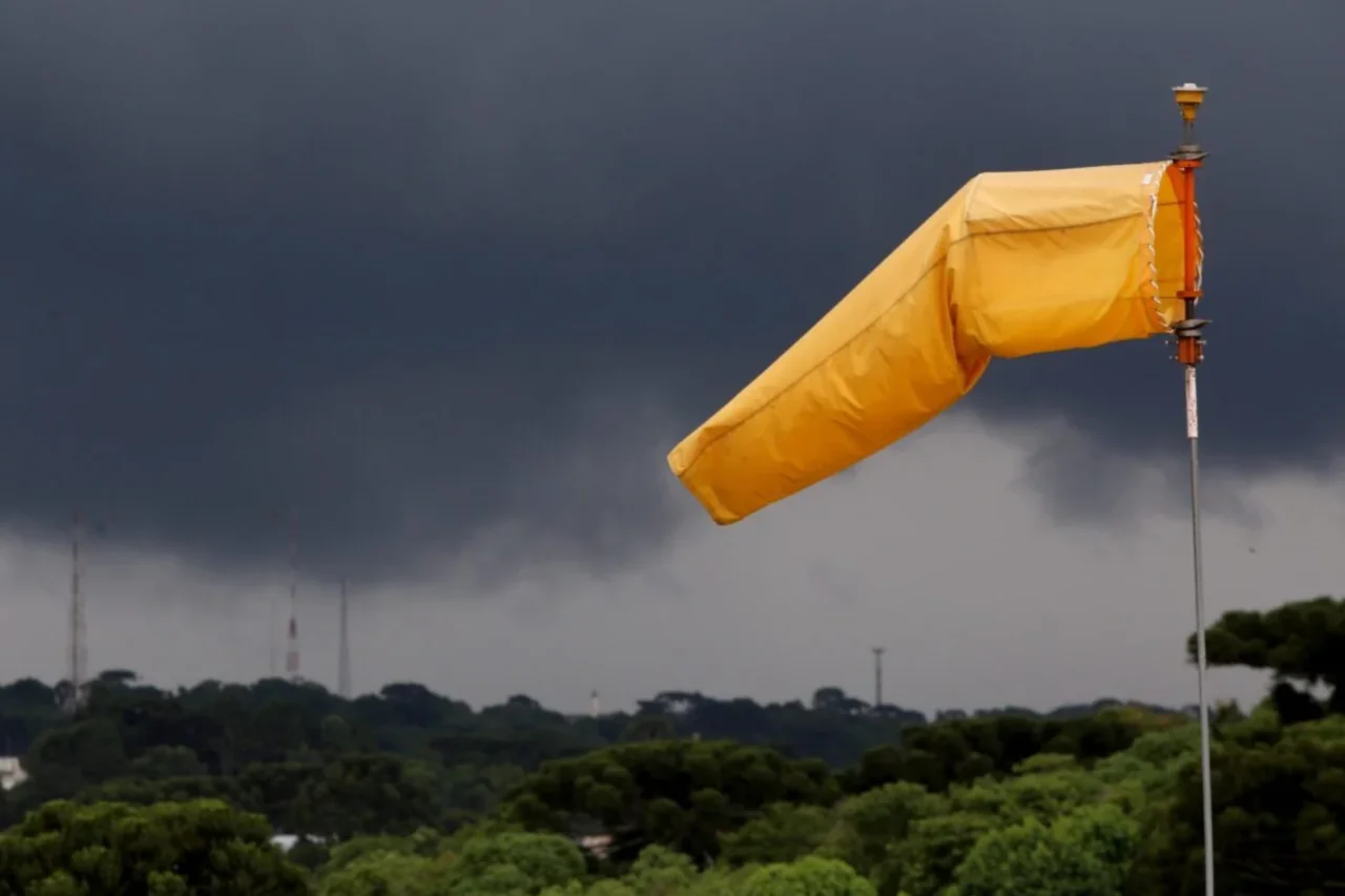 Paraná recebe US$ 5,6 milhões do Banco Mundial para reforçar gestão ambiental e alerta de desastres 3 Banco Mundial libera US$ 5,6 milhões ao Paraná para modernizar sistemas ambientais e de alerta de riscos. Estado também recebe recursos para a área da saúde dentro do Projeto Paraná Eficiente.