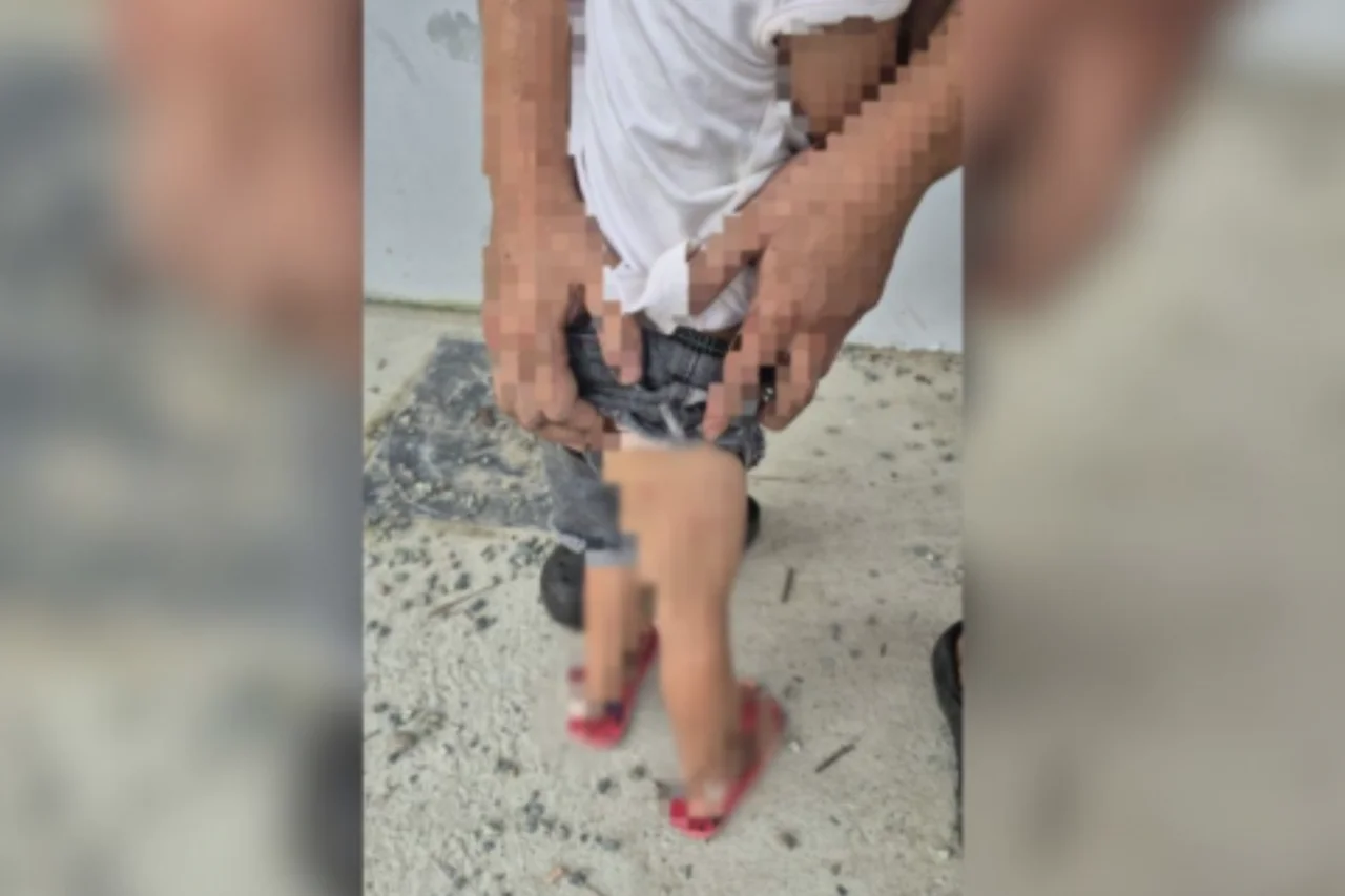 Mulher é presa em flagrante suspeita de torturar filha de três anos em Santa Catarina 3 Polícia Civil prende mulher de 23 anos suspeita de torturar a filha de três anos em Navegantes, no Litoral Norte de Santa Catarina. Crianças estão sob acompanhamento do Conselho Tutelar