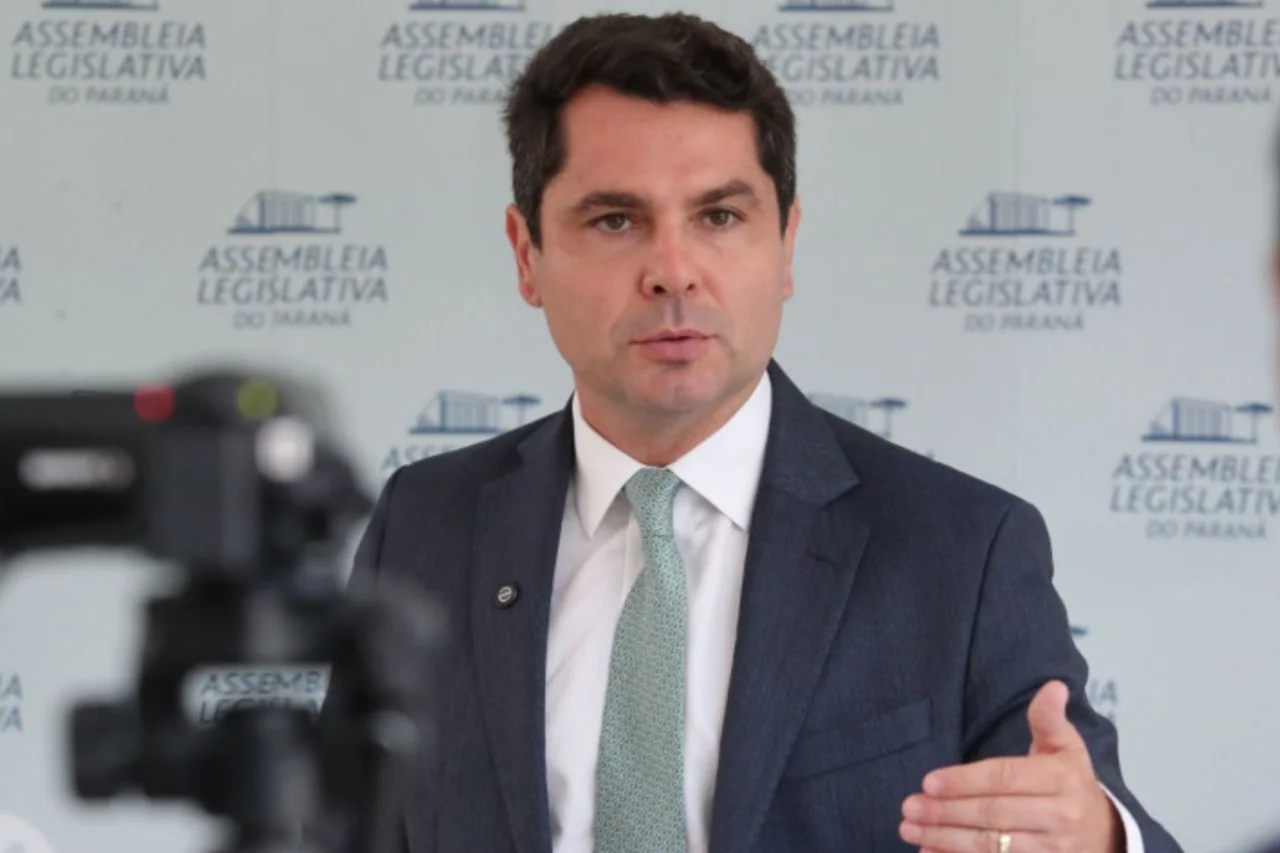 Proposta apresentada na Assembleia do Paraná amplia a lista de pessoas com direito a atendimento prioritário e estabelece multas para casos de descumprimento. Texto também prevê acolhimento específico a mulheres vítimas de violência.