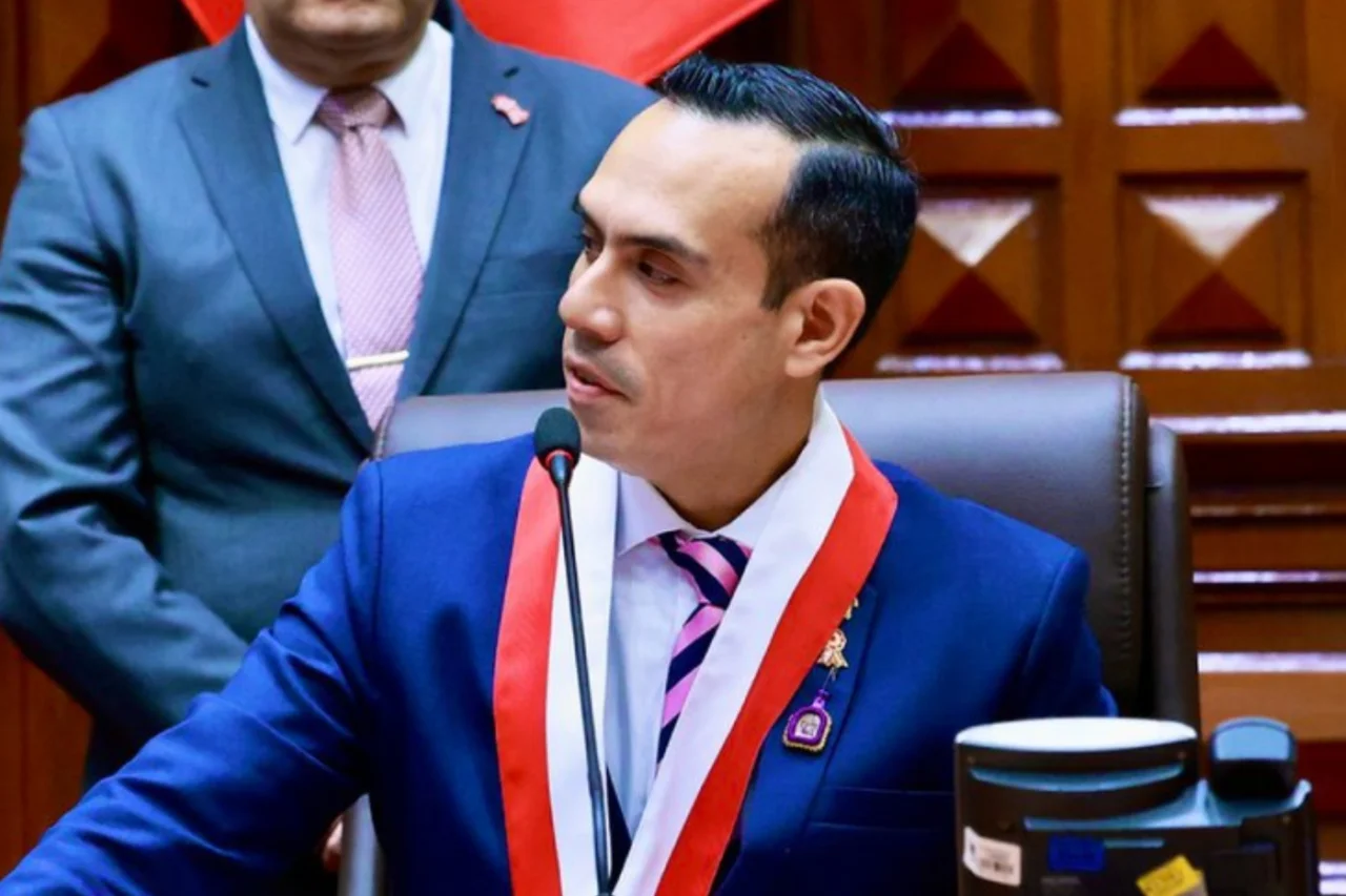 Congresso peruano aprova destituição do presidente Jose Jeri por 75 votos a favor. Ele é investigado por reuniões não declaradas e contratações irregulares.