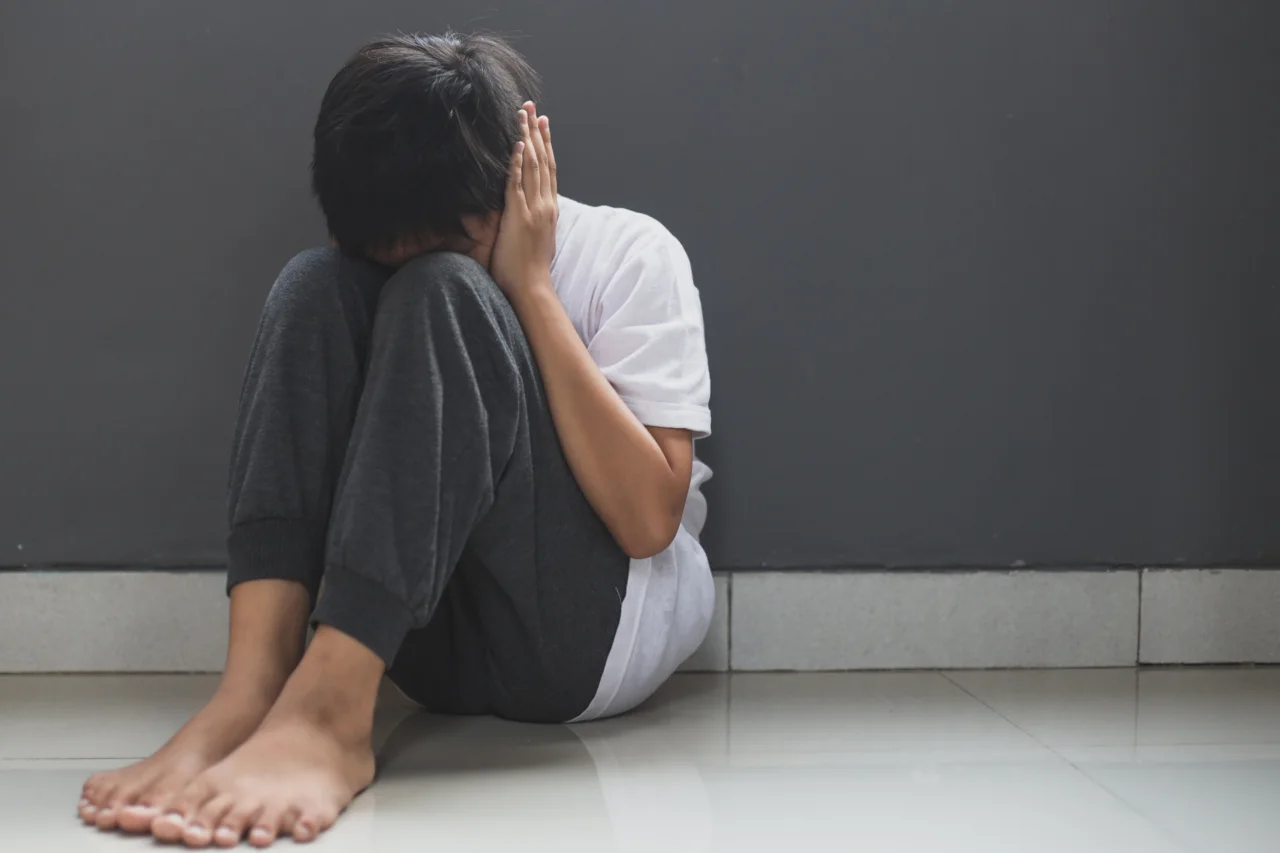 Dez homens são indiciados por doparem e abusarem de criança de 5 anos na França 15 Justiça francesa indicia dez homens por dopagem e abuso de criança em Lille; caso expõe gravidade da submissão química no país.