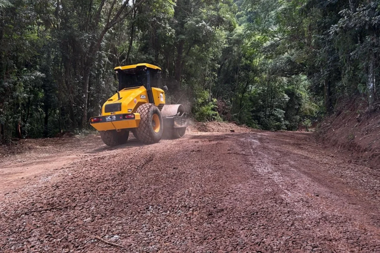 Secretaria de Obras de Cedro executa alargamento e cascalhamento em estrada do interior 3 Intervenção em estrada rural de São José do Cedro integra cronograma de melhorias no interior, com foco em segurança e trafegabilidade