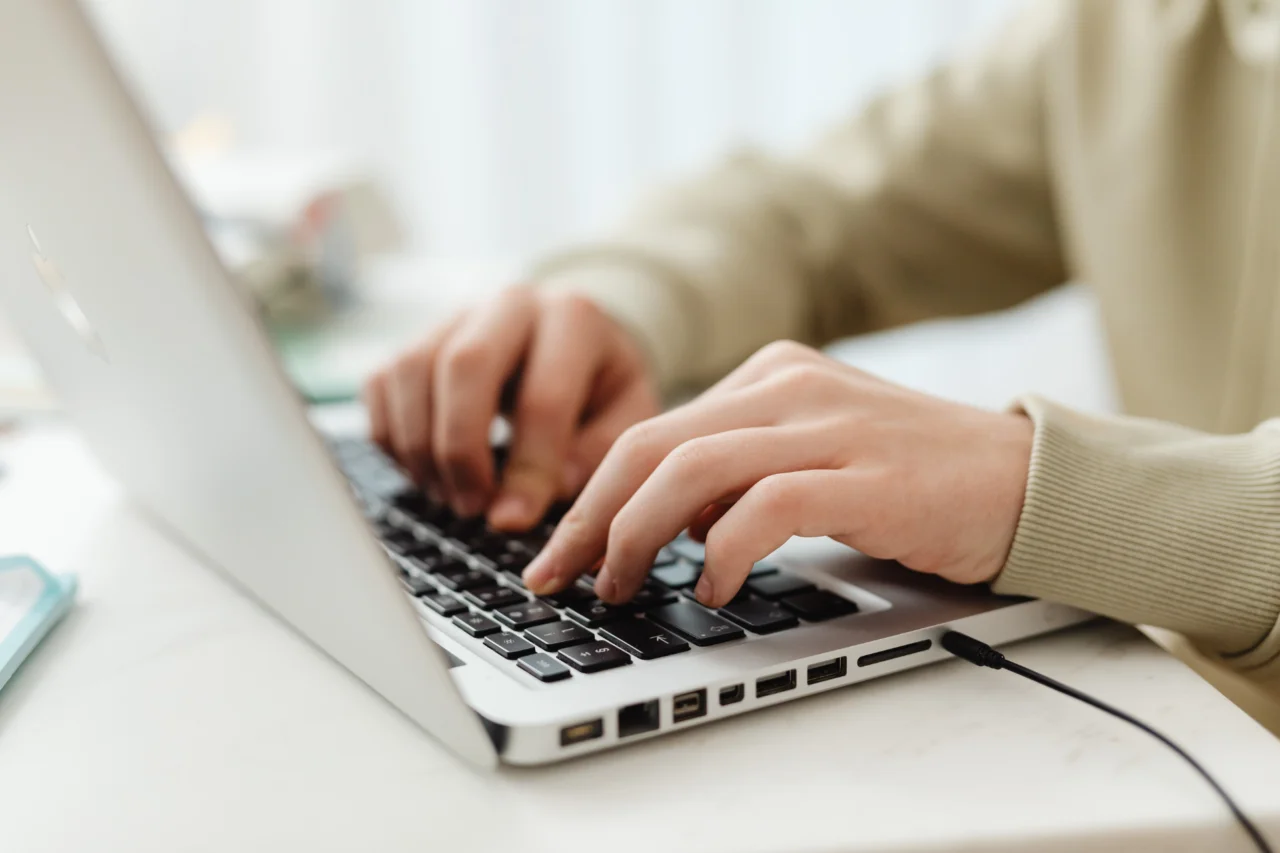 Deixar o notebook sempre na tomada prejudica a bateria? Especialista explica os cuidados necessários 10 crys 52 1