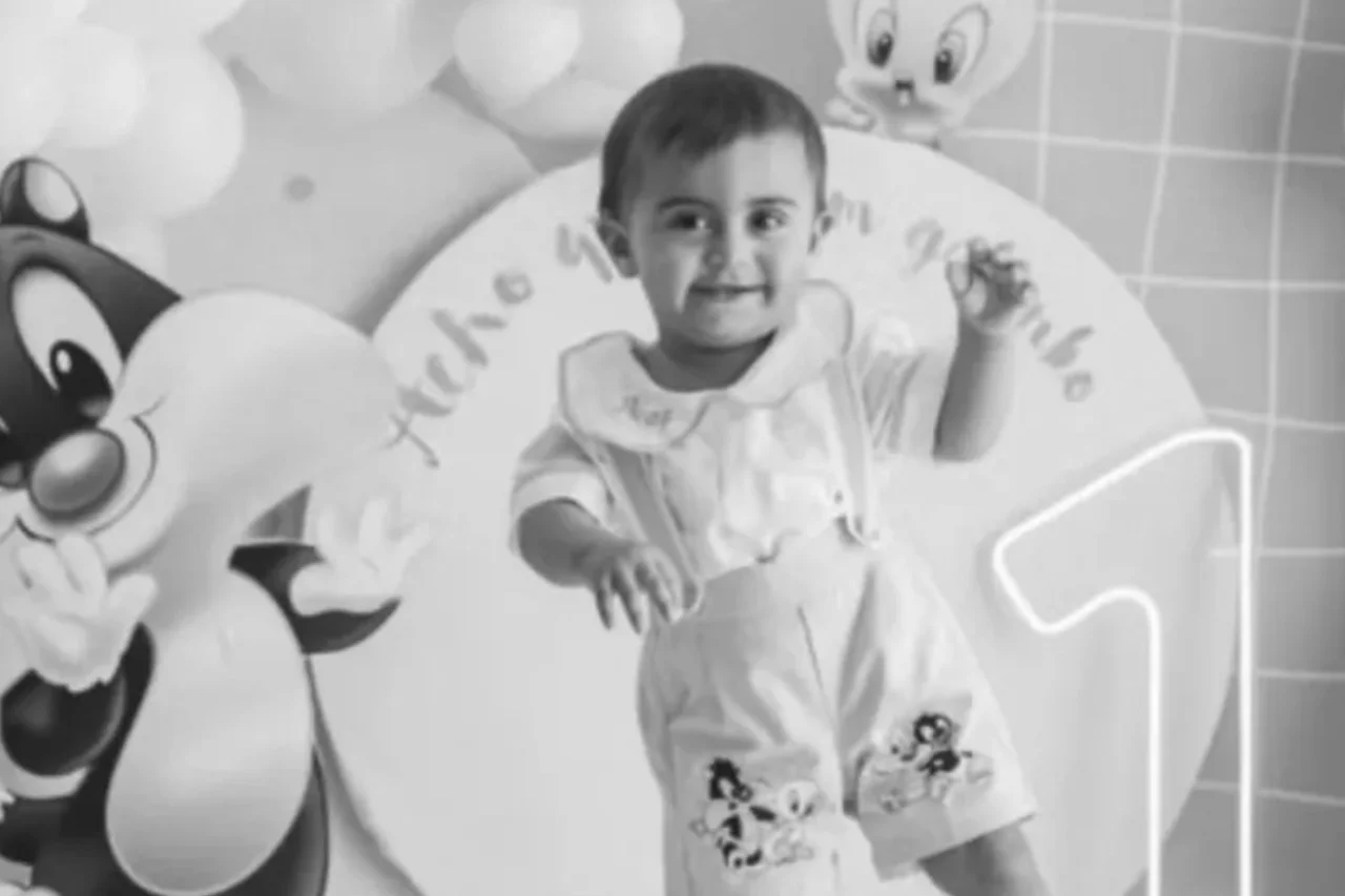 Menino de 1 ano morre após ser encontrado em piscina durante a própria festa de aniversário em São Carlos; caso é investigado pela Polícia Civil como morte acidental.