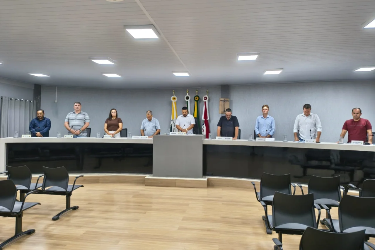Vereador renúncia ao cargo de vice-presidente durante 1ª sessão do ano 3 A 1ª Sessão Ordinária da Câmara de Vereadores de Dionísio Cerqueira aconteceu na segunda-feira, dia 02 de fevereiro