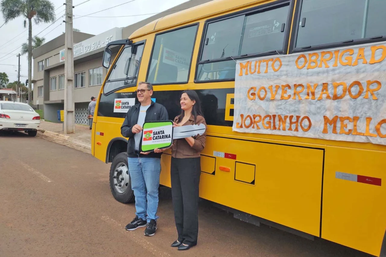 Guarujá do Sul recebe novo ônibus para transporte escolar das redes públicas de ensino 4 A entrega do novo ônibus aconteceu no Centro de Eventos Luiz Henrique da Silveira, e contou com a presença do governador Jorginho Mello
