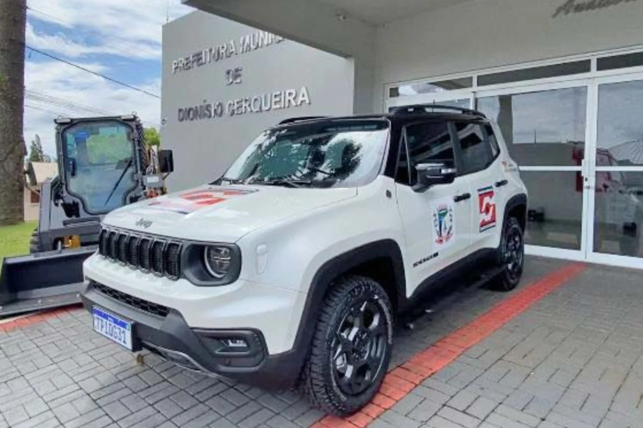 Dionísio Cerqueira investe R$ 277 mil em minicarregadeira e recebe Jeep 4x4 para Defesa Civil 1 crys 61 3