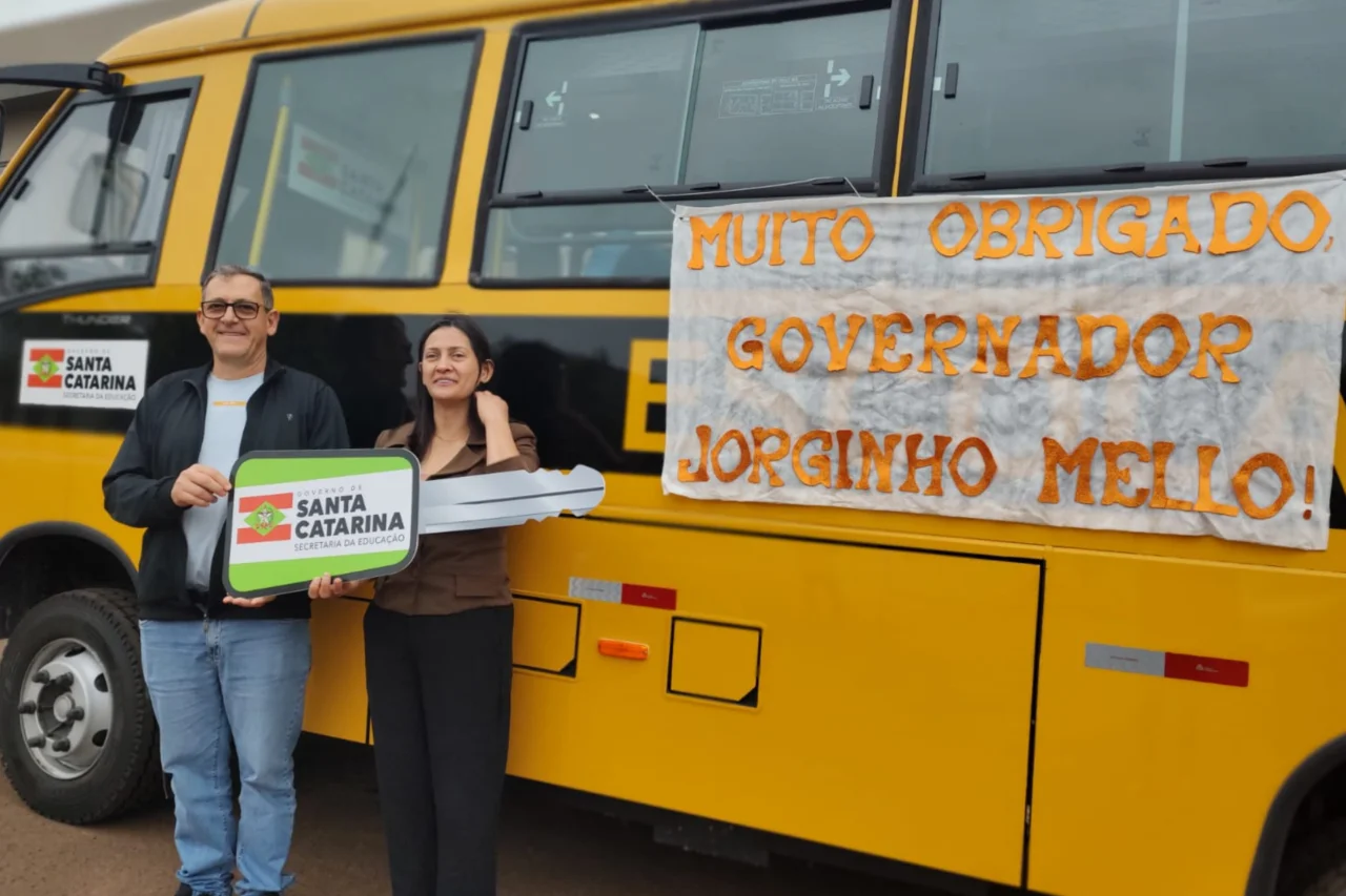 Guarujá do Sul recebe novo ônibus para transporte escolar das redes públicas de ensino 3 A entrega aconteceu no Centro de Eventos Luiz Henrique da Silveira, e contou com a presença do governador Jorginho Mello