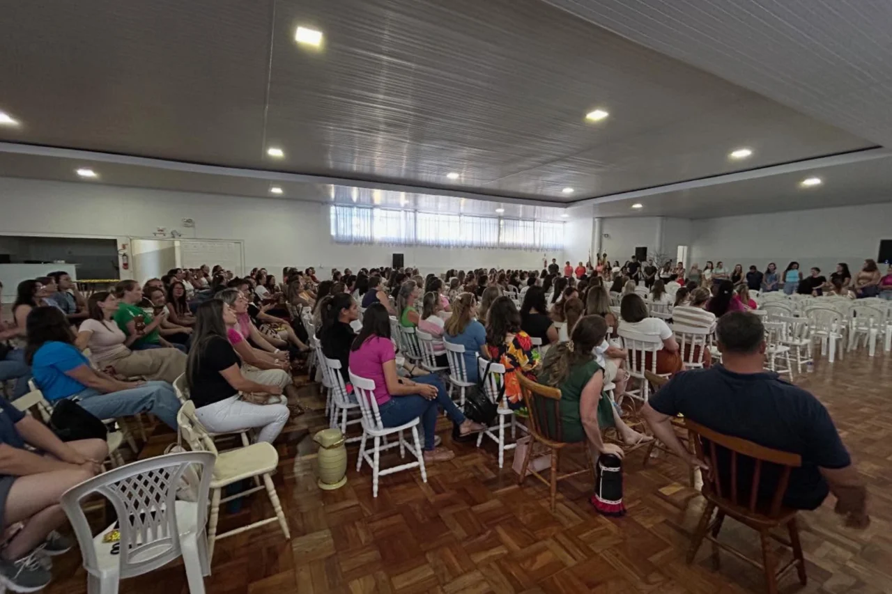 Rede municipal de São José do Cedro inicia ano letivo com formação integrada 3 Profissionais da educação participam de formação inicial com palestra e orientações para o início das atividades escolares em São José do Cedro
