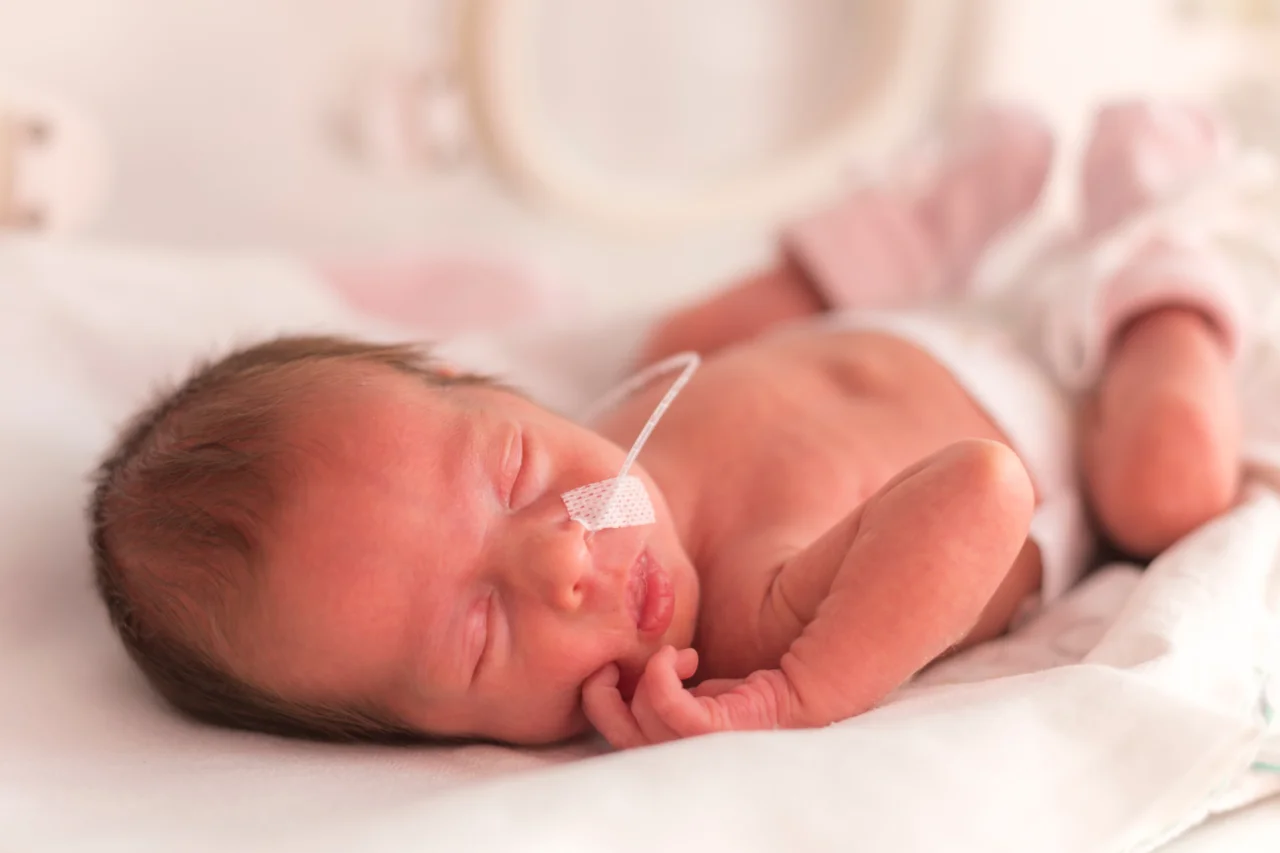 SUS passa a oferecer proteção contra bronquiolite para bebês prematuros e crianças com comorbidades 10 Bebês prematuros e com comorbidades passam a receber nirsevimabe no SUS para prevenção da bronquiolite causada pelo VSR. Medida amplia a proteção infantil no país.