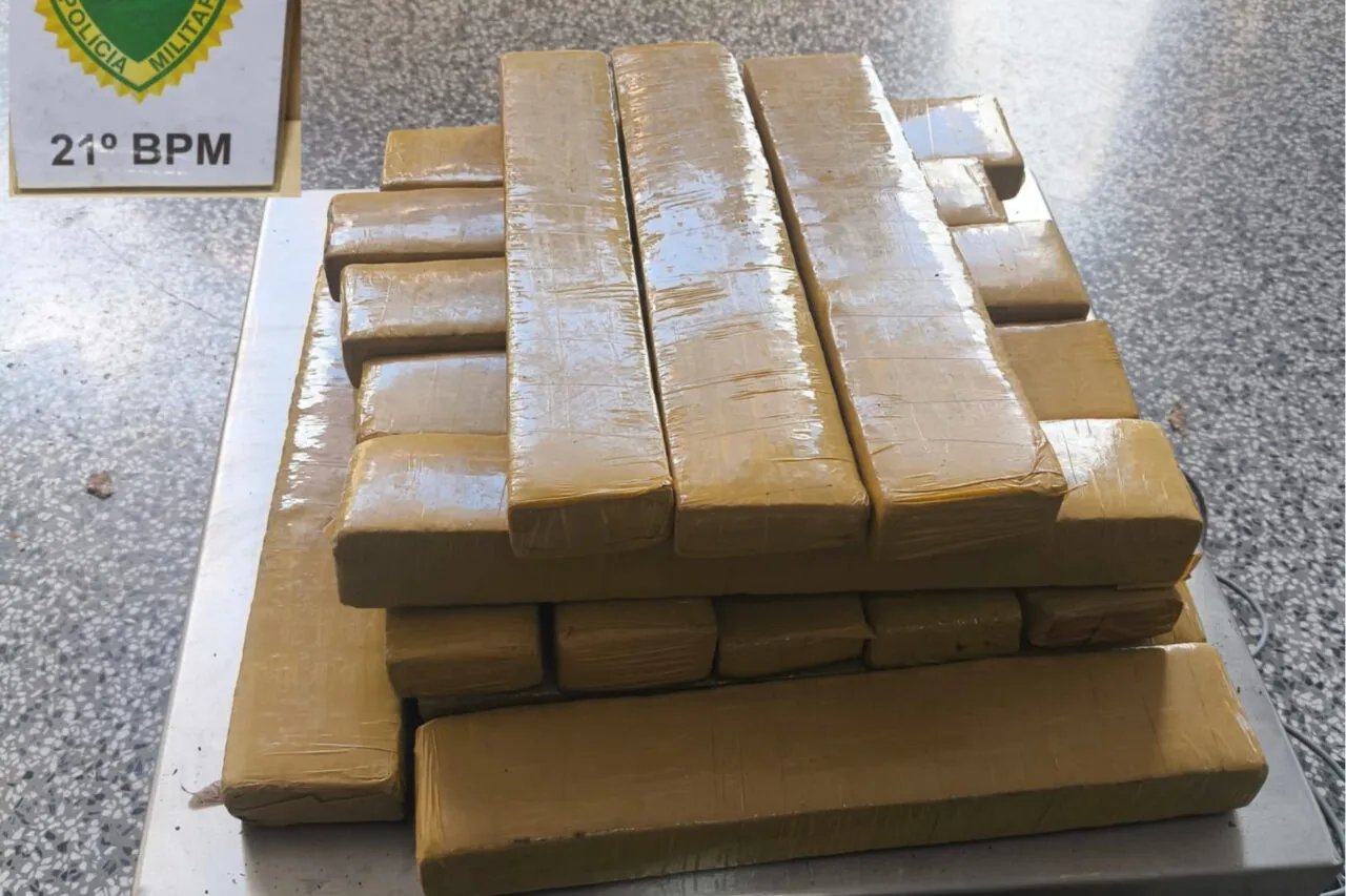 Adolescente de 16 anos capota Hilux carregada com mais de uma tonelada de maconha 4 O adolescente foi socorrido e encaminhado ao Hospital Regional de Francisco Beltrão, sendo constatado ainda que Hilux tinha registro de furto/ roubo