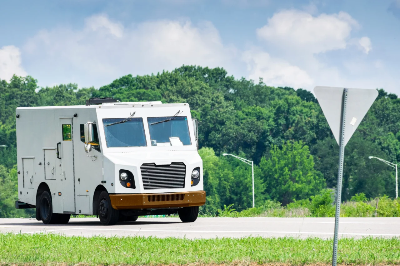 Quadrilha disfarçada de policiais explode carro-forte em rodovia do sul da Itália e troca tiros com a polícia