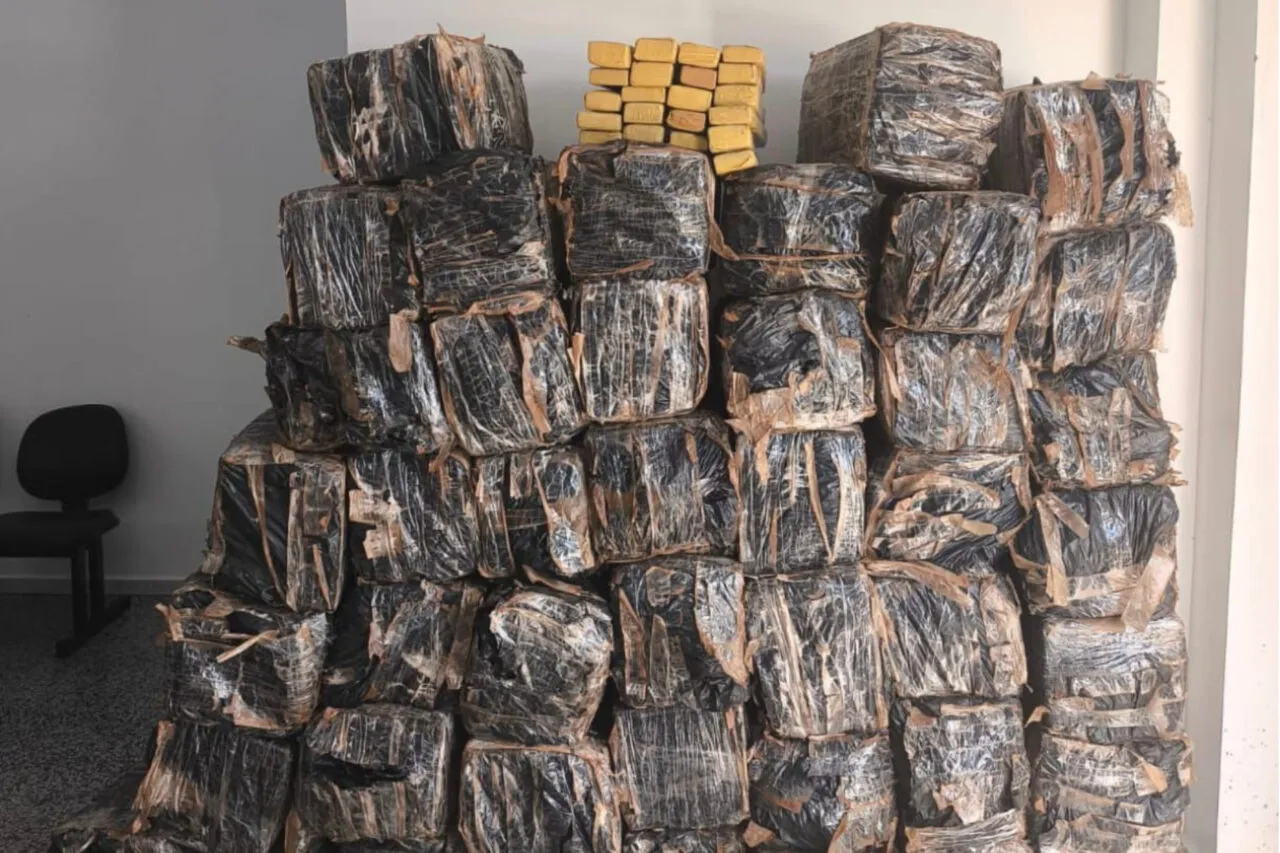 Adolescente de 16 anos capota Hilux carregada com mais de uma tonelada de maconha 3 O adolescente foi socorrido e encaminhado ao Hospital Regional de Francisco Beltrão, sendo constatado ainda que Hilux tinha registro de furto/ roubo