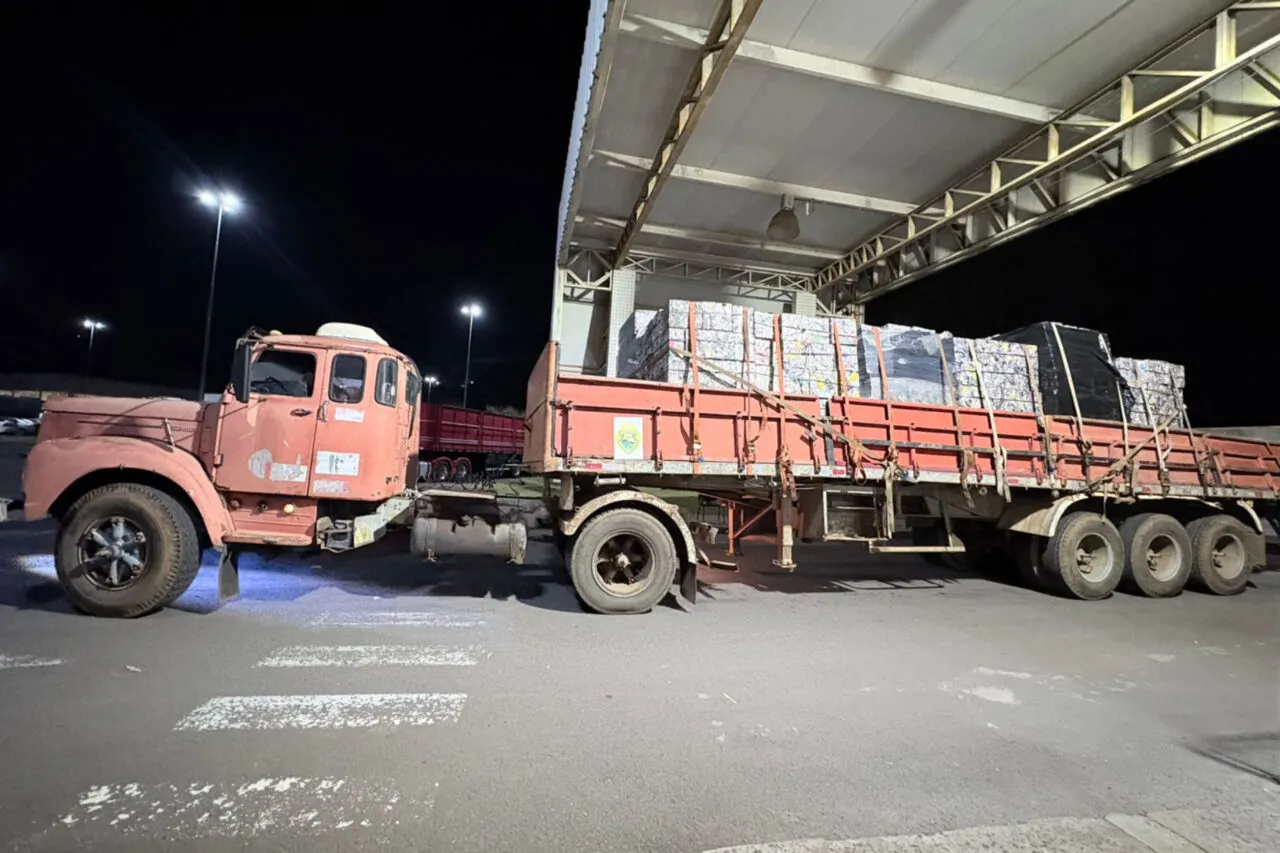Caminhão carregado com blocos de alumínio reciclável é apreendido, em Barracão 1 hnuy