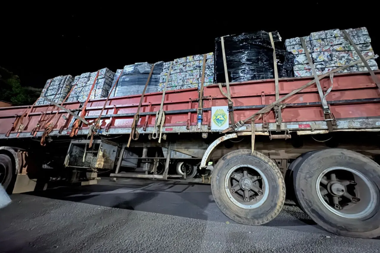 Caminhão carregado com blocos de alumínio reciclável é apreendido, em Barracão 3 Segundo a polícia o caminhão foi abordado na Rua Amazonas, no Bairro Alvorada. O motorista conseguiu fugir