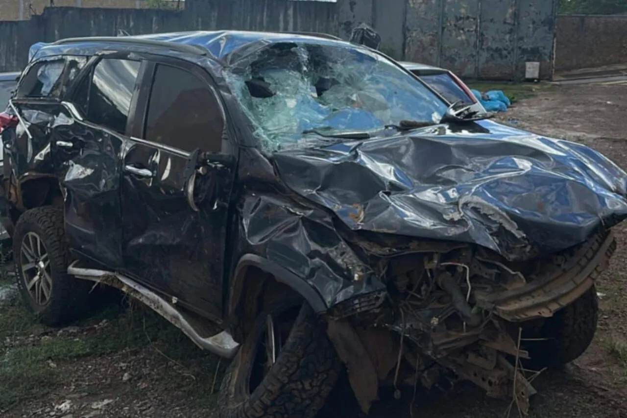 Adolescente de 16 anos capota Hilux carregada com mais de uma tonelada de maconha 1 lm98