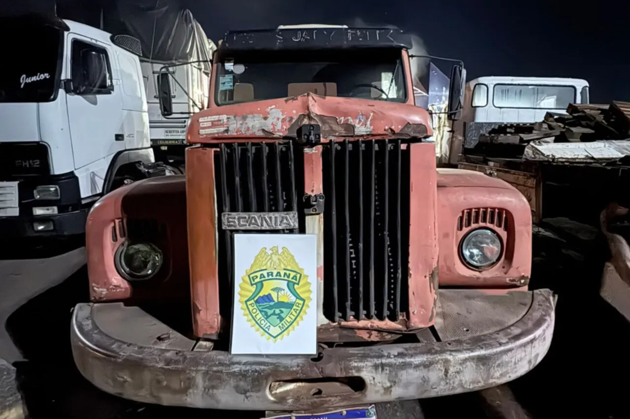 Caminhão carregado com blocos de alumínio reciclável é apreendido, em Barracão 4 Segundo a polícia o caminhão foi abordado na Rua Amazonas, no Bairro Alvorada. O motorista conseguiu fugir