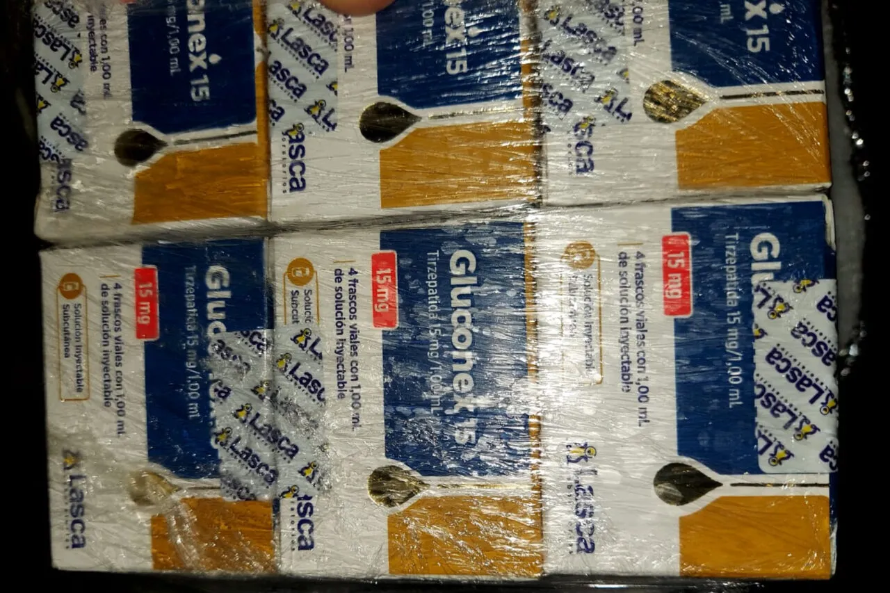 Medicamentos contrabandeados são apreendidos pela PM de Dionísio Cerqueira 3 Os policiais apreenderam seis caixas de medicamentos de uso injetável com importação e ingresso proibidos no Brasil