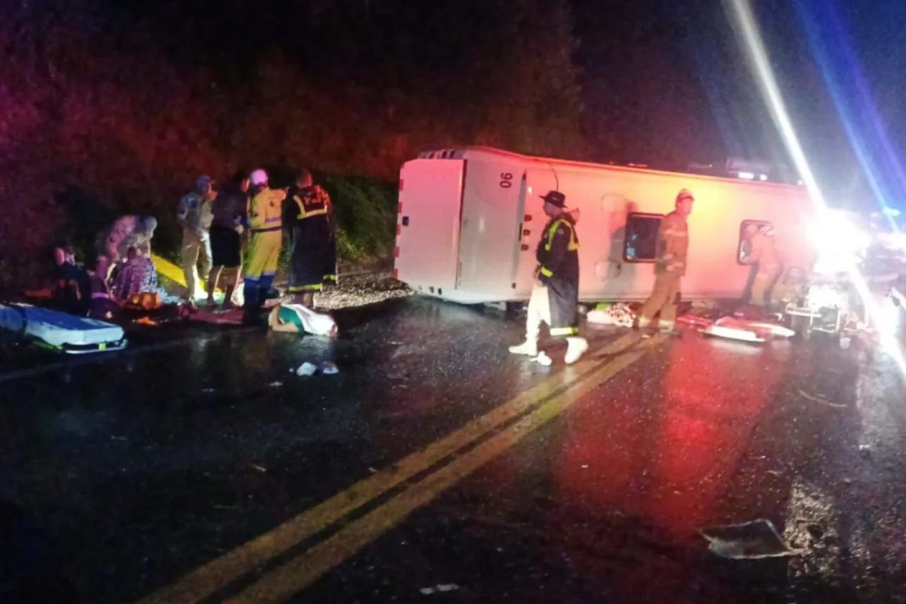 Ônibus de turismo com destino ao Paraguai tomba na BR-277, deixa um morto e 21 feridos 4 thyrrb6t