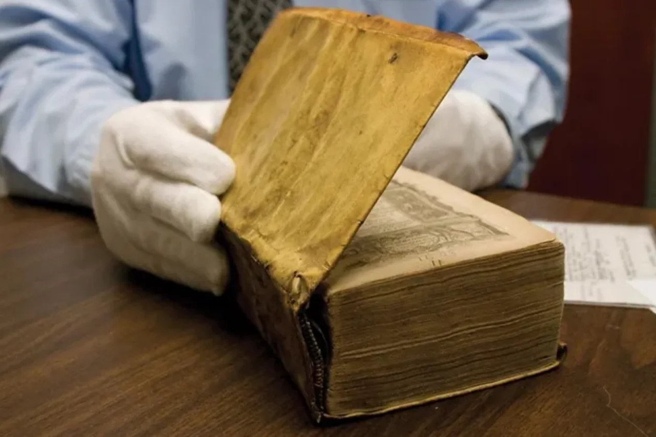 Livros feitos com pele humana revelam lado obscuro da história 36 Livros feitos com pele humana revelam lado obscuro da história