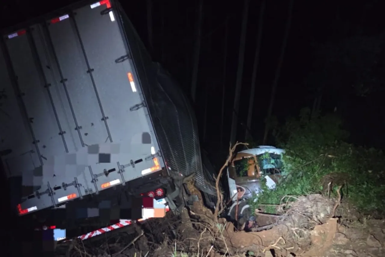 Motorista fica gravemente ferido em tombamento de carreta na BR 280, em Salgado Filho 9 HYFTT6U