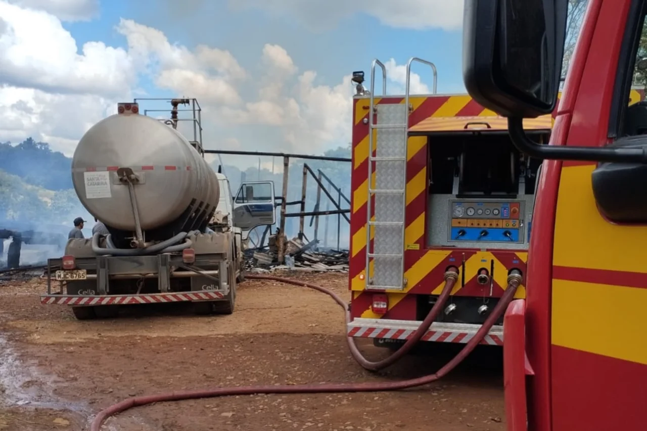 Incêndio destrói dois galpões no interior de Bom Jesus do Oeste 3 Heloisa L 18 4
