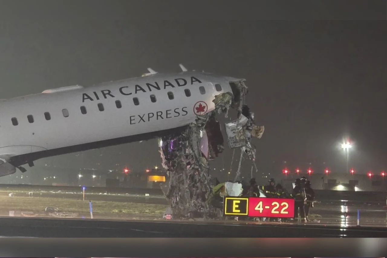 Colisão entre avião e caminhão deixa mortos e paralisa aeroporto em Nova York 30 Heloisa L 20 6