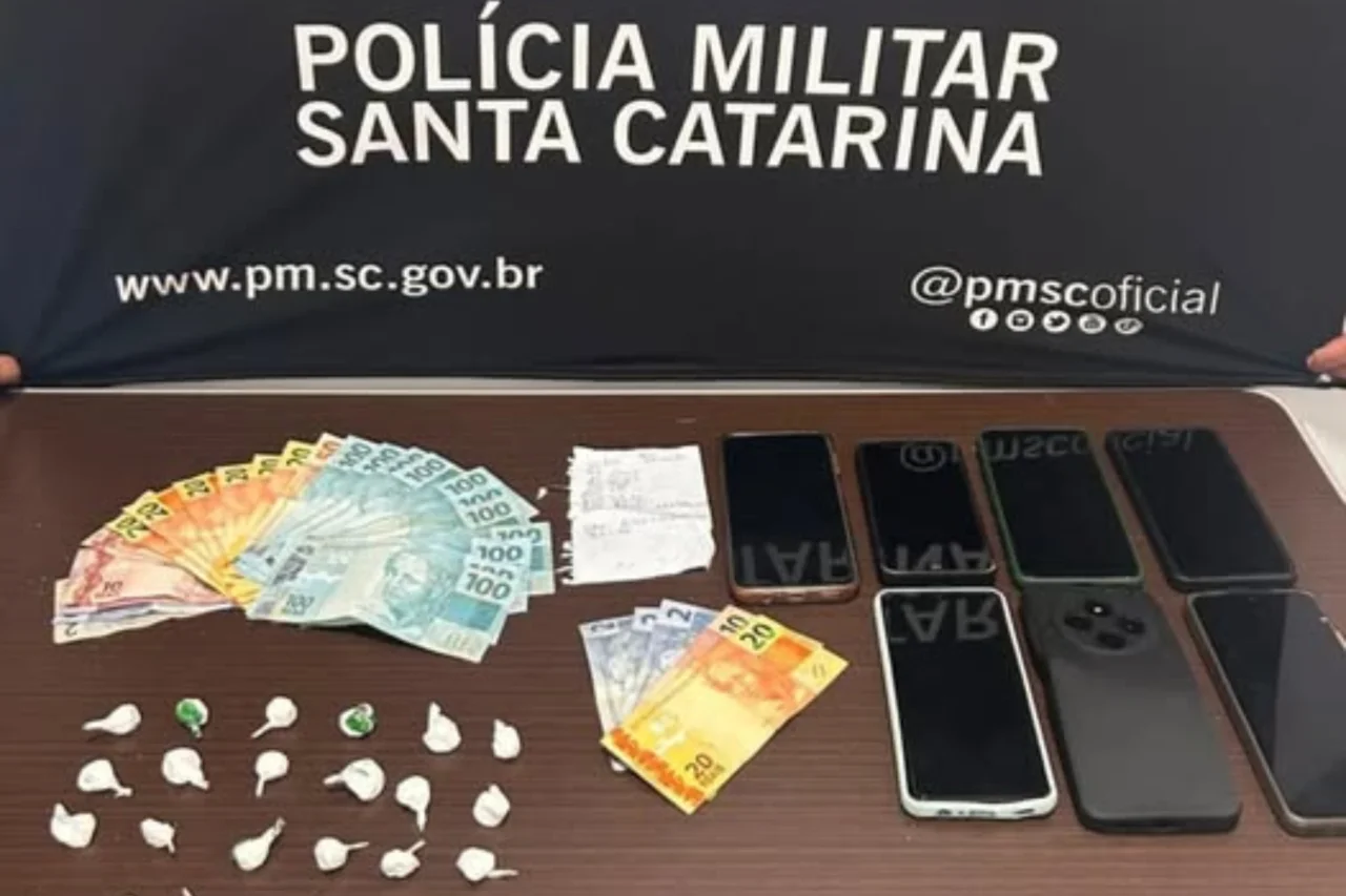 Operação em Maravilha termina com casal preso e apreensão de cocaína, dinheiro e celulares ligados ao tráfico 11 Heloisa L 27 1