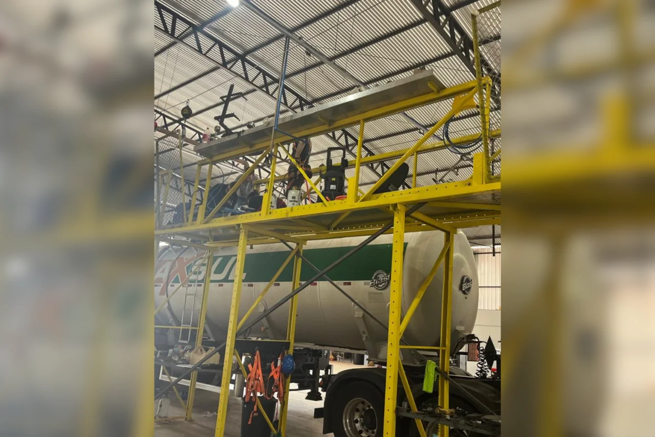 Trabalhador de 29 anos é resgatado de helicóptero após intoxicação por gases em empresa de Chapecó 3 Trabalhador de 29 anos é resgatado de helicóptero após intoxicação por gases em empresa de Chapecó