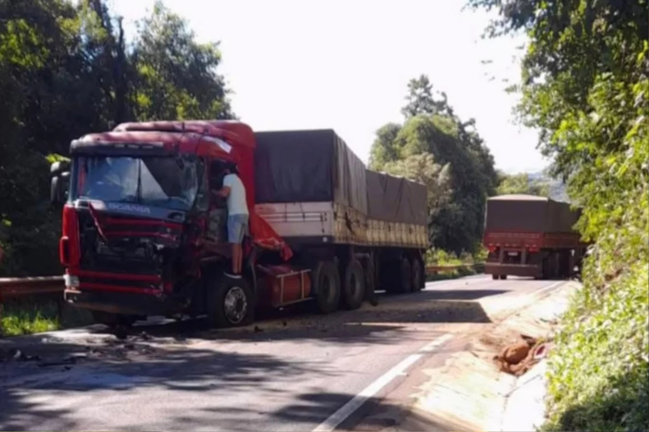 Colisão entre caminhões na SC-480 deixa motorista gravemente ferido em Ipuaçu 9 Heloisa L 45 2