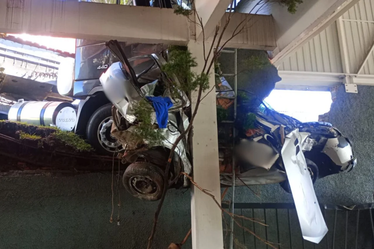 Carreta sem freios atinge carro e invade concessionária em Chapecó 10 Heloisa L 7 6