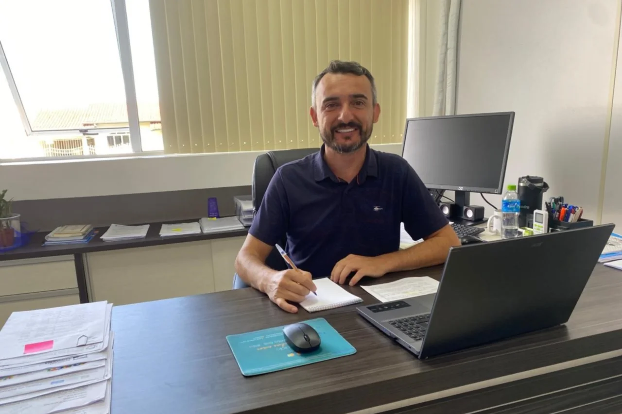 Evandro Vargas representa município em evento internacional sobre educação na fronteira 4 Heloisa L 90