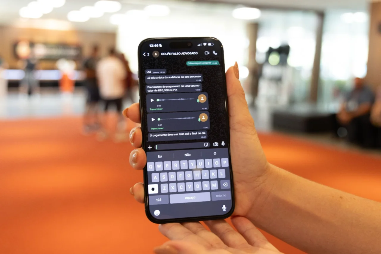 Alesc alerta para o “golpe do falso advogado” que já fez mais de 17 mil vítimas no Brasil 10 Assembleia Legislativa e OAB alertam sobre o golpe do falso advogado, que utiliza dados reais de processos para exigir pagamentos via Pix. Crime já soma mais de 17 mil vítimas no país.