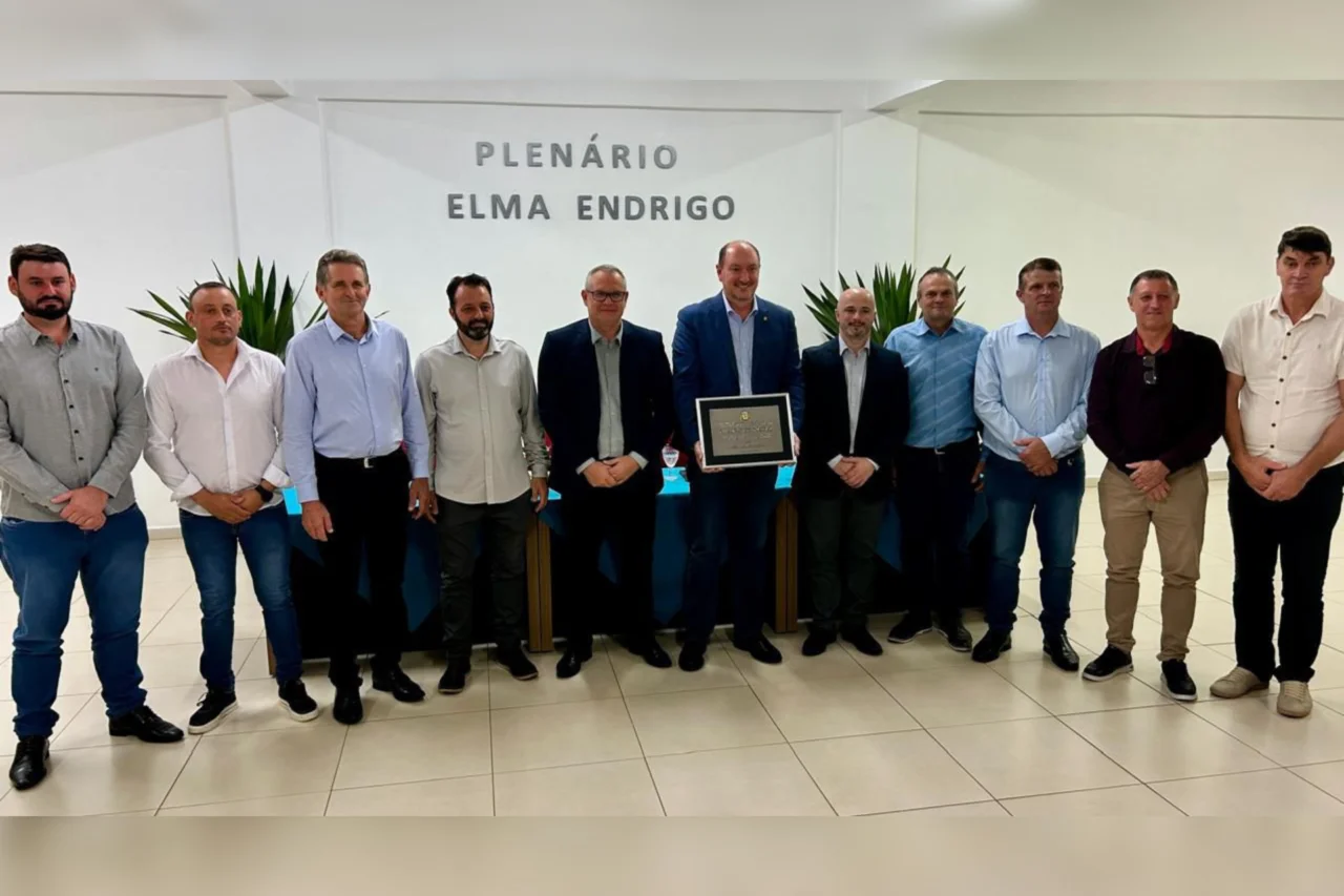 Mauro De Nadal recebe título de Cidadão Honorário de Riqueza 10 Mauro De Nadal agora é riquezense. O título foi concebido ao deputado na última quinta-feira (19), na Câmara Municipal de Riqueza.