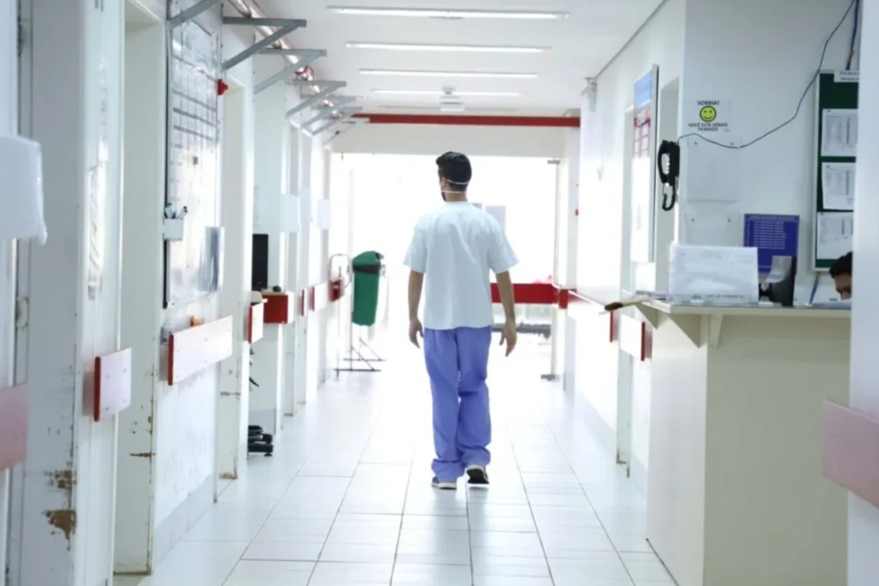 Paraná determina instalação obrigatória de “botão do pânico” em unidades de saúde até abril 9 Resolução do Conselho Regional de Medicina do Paraná estabelece instalação de botão do pânico em hospitais, clínicas e consultórios públicos e privados para reforçar segurança de profissionais diante do aumento da violência.